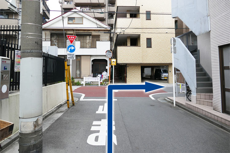 突き当りを右に曲がります