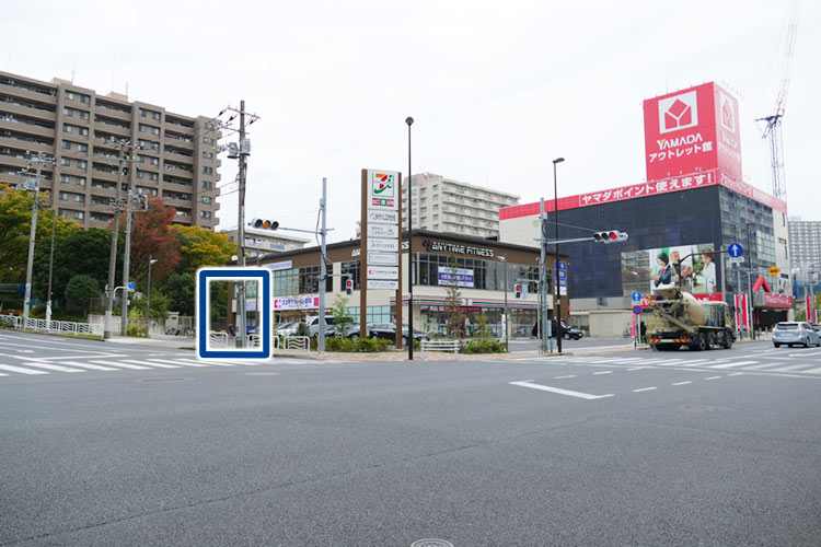 「ヤマダ電機」が見えます。その手前の建物に当クリニックがあります
