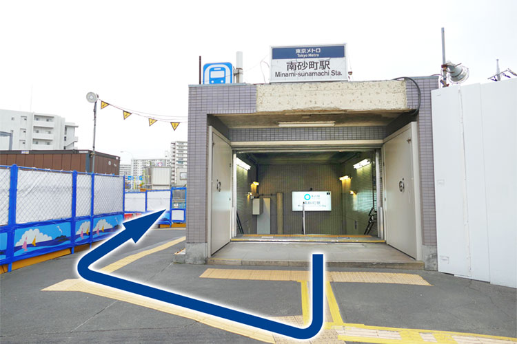 南砂町駅「1番出口」を出て背中側の道に進みます