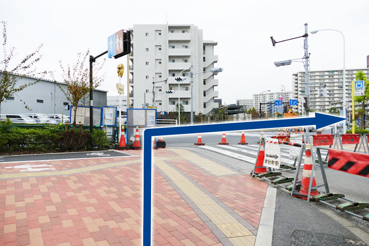 大通りにぶつかるので、右に進みます