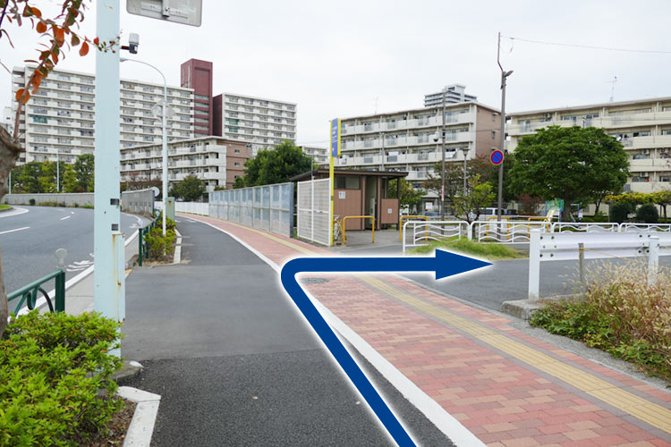 右手に道がありますので、そちらに進みます