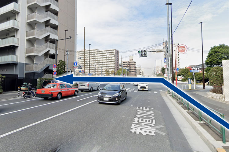 「都道475号」との十字路にぶつかるので、左に曲がります