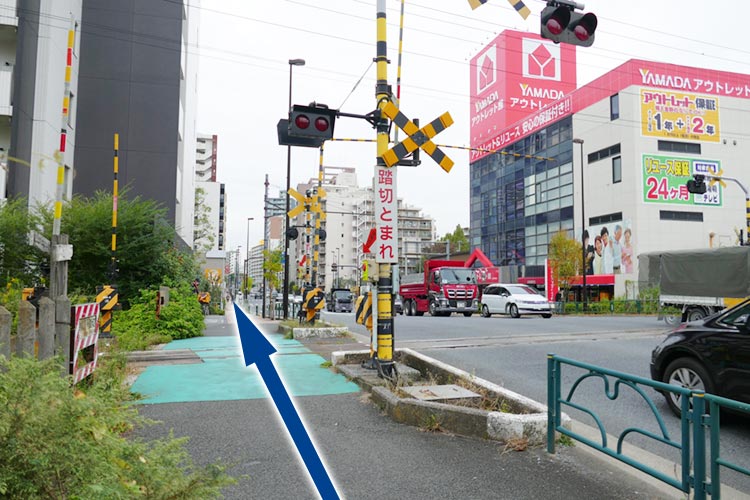 道なりに進むと右手に「ヤマダ電機」が見えます